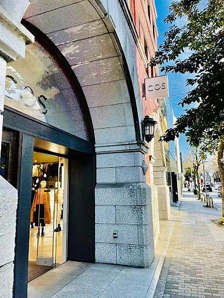 COS青山店 徒歩4分。 290m
