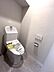 トイレ：白を基調とした清潔感のあるトイレには、手洗い付きの温水洗浄便座が備え付けられており、壁面には操作リモコンとペーパーホルダーが設置されています。