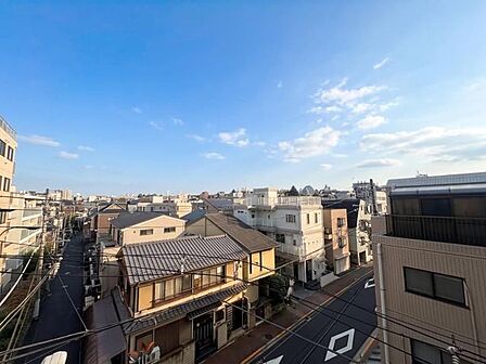 バルコニーからは周辺の戸建てや低層住宅が立ち並ぶ住宅街を見渡すことができ、正面側には視界を大きく遮るような高層の建物がないロケーションとなっております。