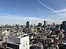 その他：周囲に低層住宅や高層ビルなどの建築物が広がっており、遠くの街並みや空を臨むことができる位置からの外の景色となっております。
