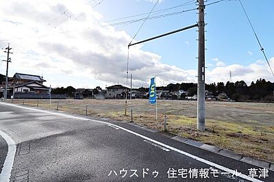 外観：【建築条件なし！】駐車やすれ違いもスムーズに行える前道約6ｍ　ゆとりある約50坪　バス停まで徒歩3分