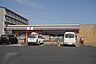 周辺：【セブンイレブン草津追分町店】大津能登川長浜線沿いの追分口交差点に位置し、食品・日用品の購入や公共料金の支払い、宅配サービス窓口などちょっとした用事に便利な24時間営業のコンビニストアです。駐車場有…