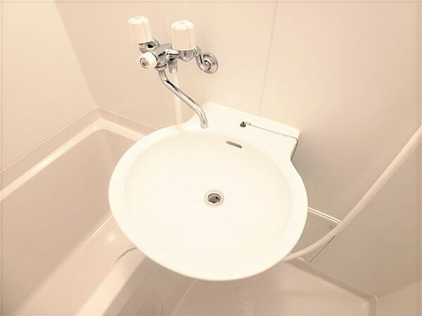 画像19:白を基調とした清潔な洗面台