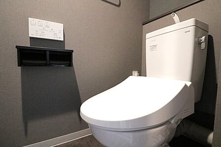 落ち着いた雰囲気で、気持ちよく使えるトイレ空間です。