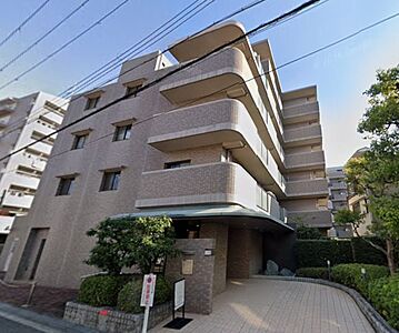 外観：■落ち着いたブラウン系全面タイル貼りの重厚感ある外観