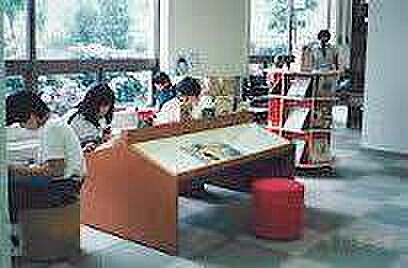 画像24:図書館「高岡市立中央図書館まで837m」