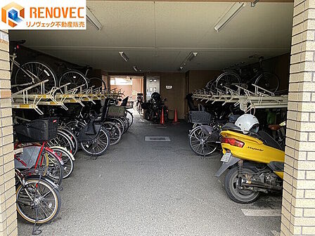 【自転車置場】◆きちんと整列され管理が行き届いた駐輪場◆屋根があるので雨から自転車を守ります◆通学・通勤に便利な駐輪場です◆ルールを守ってキレイに駐輪しましょう