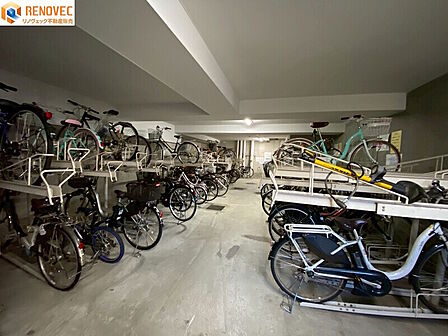 【自転車置場】◆きちんと整列され管理が行き届いた駐輪場◆屋根があるので雨から自転車を守ります◆通学・通勤に便利な駐輪場です◆ルールを守ってキレイに駐輪しましょう