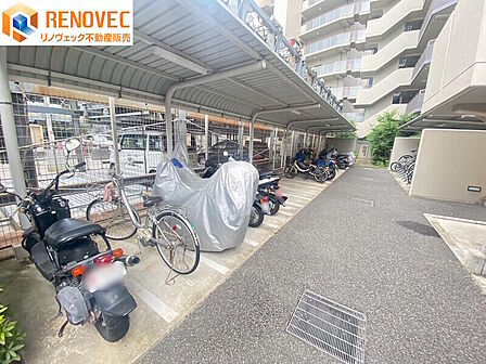 【バイク置場】◆敷地内にバイク置き場を確保。大切な愛車を身近に保管でき、通勤や買い物はもちろん、休日のツーリングも気軽に楽しめる快適な住環境です。