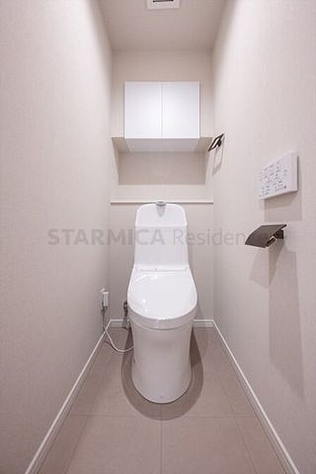 吊戸棚を設置、トイレットペーパーなど買い置きもしやすそうです。