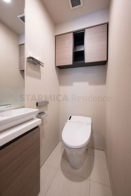 落ち着きのあるホテルライクなトイレ空間。内手洗いがあるので、朝の忙しい時間帯などにも嬉しい設備です。