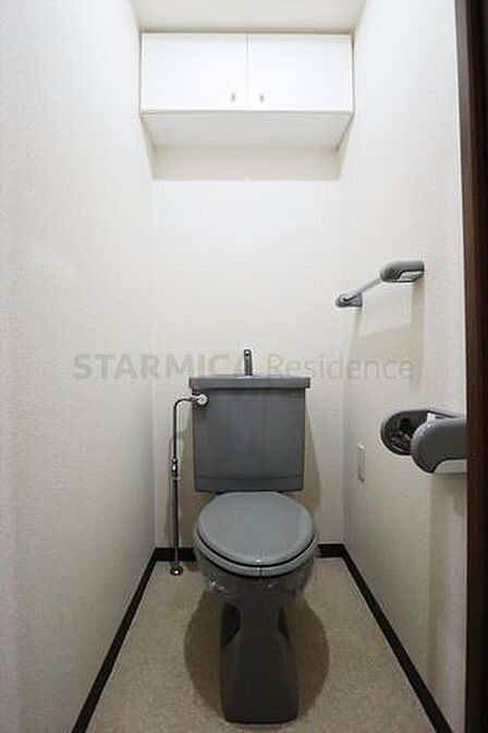 吊戸棚にトイレットペーパーやお掃除道具などもスッキリ収納