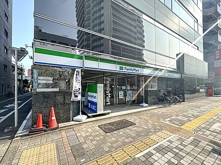 ファミリーマート西池袋五丁目店 68m