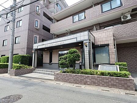 植栽が色づき季節を感じられるエントランス。