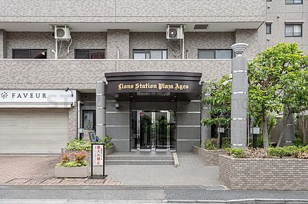 暖かさと気品に満ちたエントランス