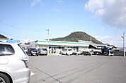 ファミリーマート高松西ハゼ町店まで414ｍ