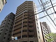 シャープなデザインが印象的な洗練の住まい