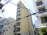 シャープなデザインが印象的な洗練の住まい