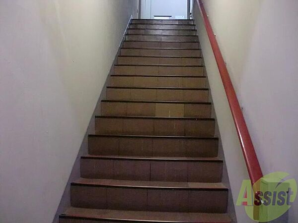 画像6:階段です！各階お部屋は2つです！階段を挟み左右にあります。