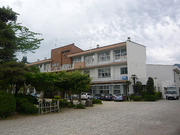 画像25:小学校「飯田市立伊賀良小学校まで2255m」