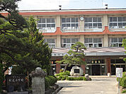 小学校「飯田市立松尾小学校まで513m」