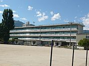 小学校「飯田市立鼎小学校まで1613m」