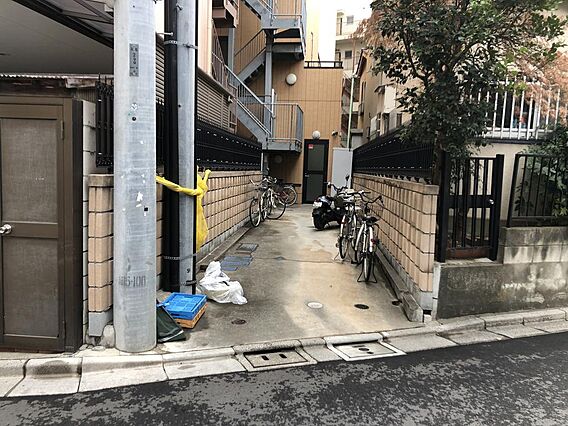 裏の敷地にゴミ...