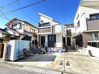 外観：駐車場がゆったりしており、車やバイク・自転車を所有されている方はぜひご覧ください