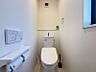 トイレ：城を基調とした清潔感のあるトイレ！棚付きなのでトイレットペーパー置きとしてもご使用いただけます。