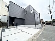 コンクリート仕上げの駐車場です。