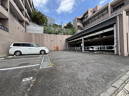 駐車場あります！広々としているので駐車しやすいですね！