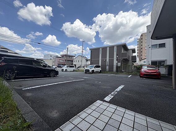 駐車場なので広...