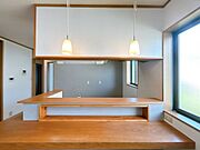 【リフォーム済】キッチンは対面式です。リビングの様子を見ながらお料理が出来ます。