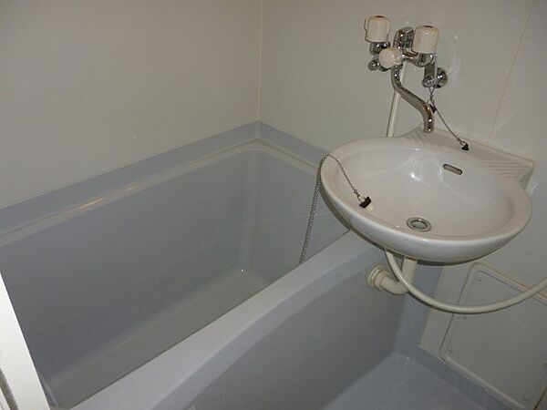 画像17:洗面台付きバスルーム