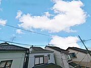 窓を開けると広がる青空。心をリフレッシュして日々を過ごしていきましょう。