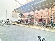 きちんと整備された駐輪場。住む方の心遣いが感じられます。