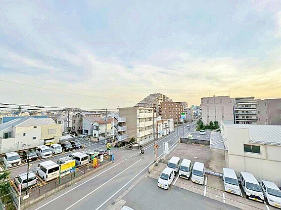 頬をなでる、優...