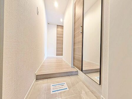 シューズボックスを完備した玄関です。