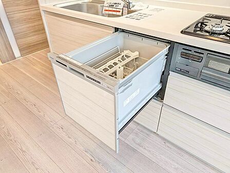 食器洗いの負担を軽減。手荒れを抑えて、節水効果も見込めます。省スペースのビルトインタイプです。