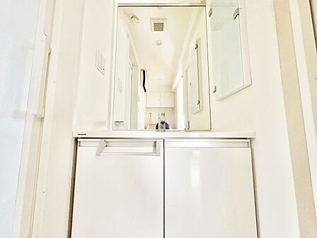 何かと物が増える場所だからこそ、スッキリと見映えの良い空間に。