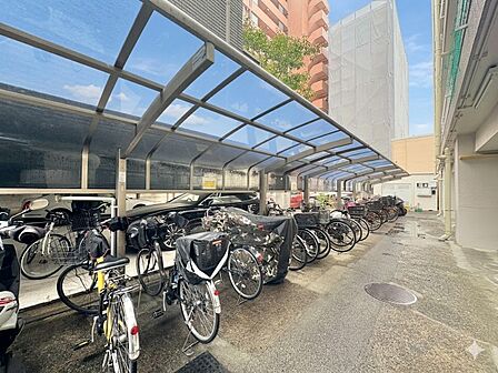 きちんと整備された駐輪場。住む方の心遣いが感じられます。