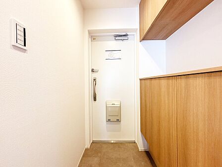シューズボックスを完備した玄関です。