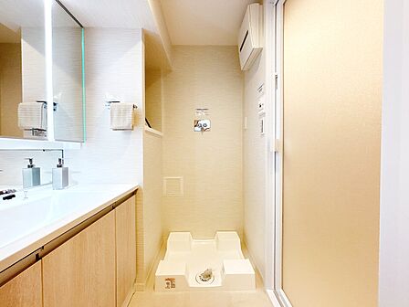 清潔感と心地よさを重視した、上質感漂うパウダールーム。