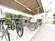 きちんと整備された駐輪場。住む方の心遣いが感じられます。