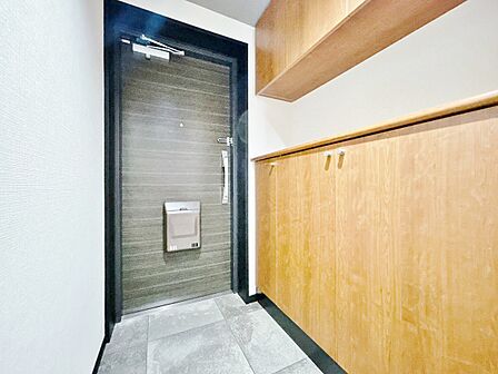 シューズボックスを完備した玄関です。