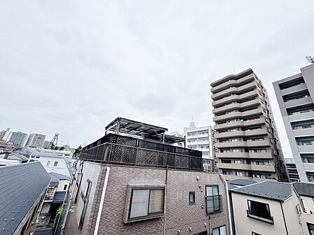 窓を開けると広がる青空。心をリフレッシュして日々を過ごしていきましょう。