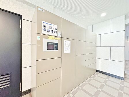 共用部分の宅配ボックスです。留守中の荷物受け取りもできるので、安心して外出ができますね。