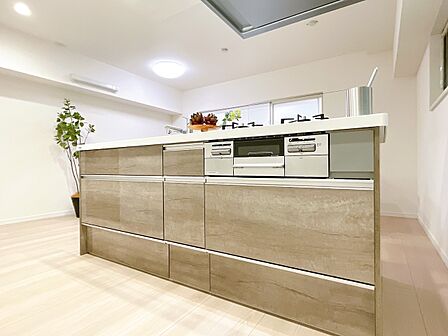 スマートな意匠と充実の機能を備えたキッチンが、暮らしにおいしい彩りを添えます。