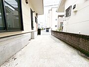 本物件の駐車スペースです。車種制限のある場合もございますので、お気軽にお問い合わせくださいませ。