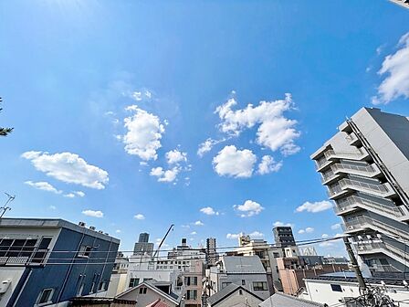 窓を開けると広がる青空。心をリフレッシュして日々を過ごしていきましょう。